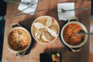 asiatische-gerichte-dumplins und suppe