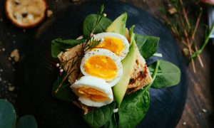 Sandwich mit Ei und Salat